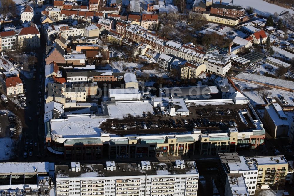 Brandenburg an der Havel von oben - Gebäude und Dach des Einkaufszentrums Sankt Annen Galerie in der winterlich schneebedeckten Innenstadt von Brandenburg an der Havel im Bundesland Brandenburg