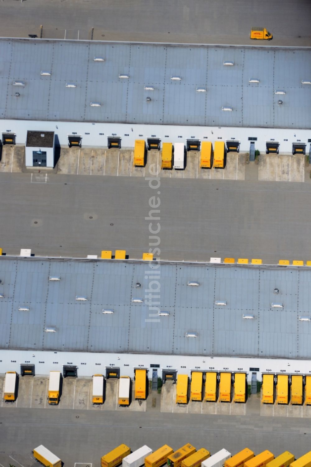 Rüdersdorf aus der Vogelperspektive: Gebäude des DHL Hub Logistik- und Verteilerzentrums der Deutschen Post in Rüdersdorf im Bundesland Brandenburg