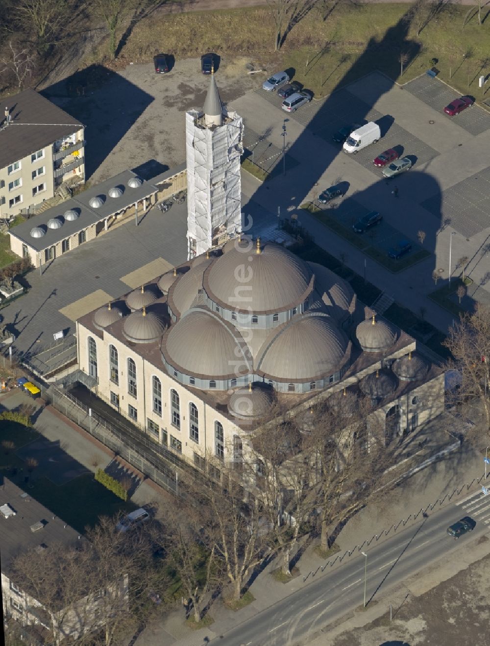 Duisburg - Marxloh aus der Vogelperspektive: Gebäude der DITIB- Moschee an der Warbruckstrasse in Duisburg-Marxloh im Bundesland Nordrhein-Westfalen