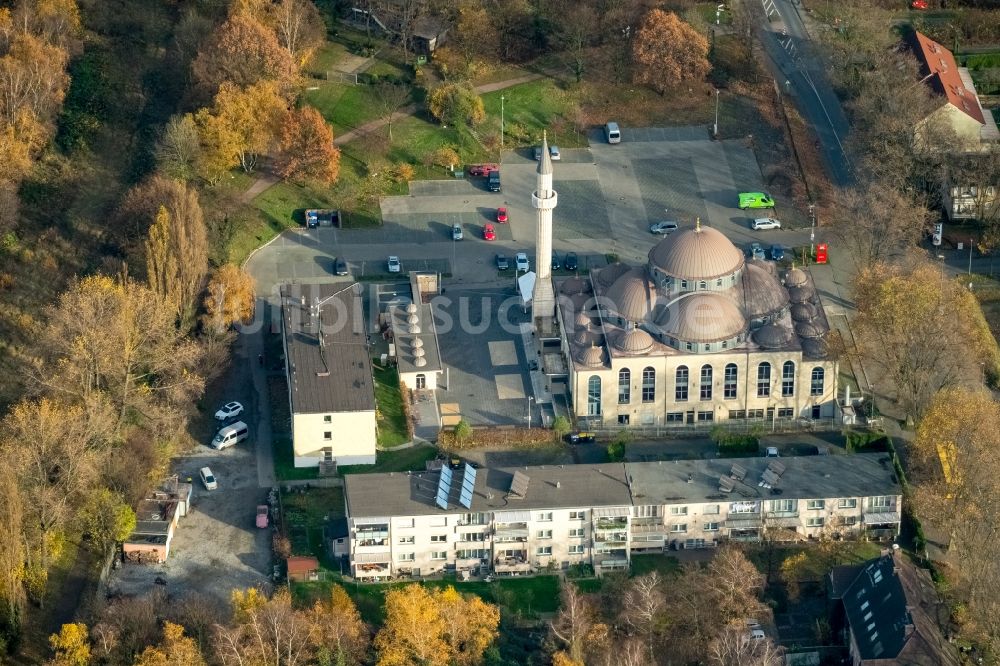 Duisburg von oben - Gebäude der DITIB- Moschee an der Warbruckstrasse in Duisburg-Marxloh im Bundesland Nordrhein-Westfalen