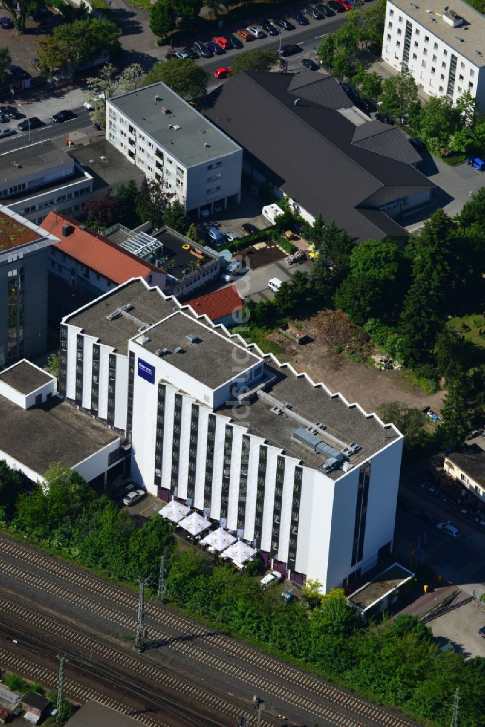 Frankfurt am Main OT Niederrad aus der Vogelperspektive: Gebäude des Dorint Hotel an der Hahnstraße in Niederrad, einem Stadtteil von Frankfurt am Main im Bundesland Hessen