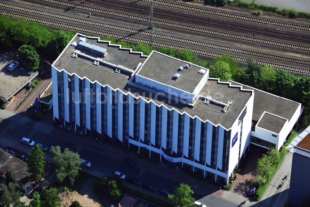 Luftaufnahme Frankfurt am Main OT Niederrad - Gebäude des Dorint Hotel an der Hahnstraße in Niederrad, einem Stadtteil von Frankfurt am Main im Bundesland Hessen