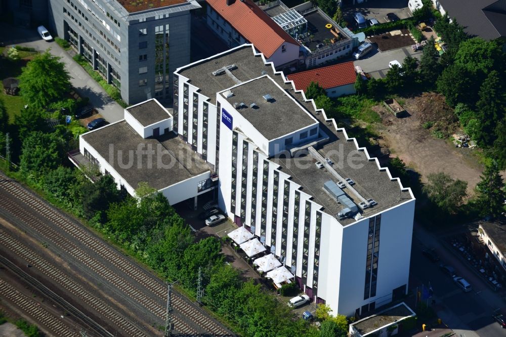 Luftaufnahme Frankfurt am Main OT Niederrad - Gebäude des Dorint Hotel an der Hahnstraße in Niederrad, einem Stadtteil von Frankfurt am Main im Bundesland Hessen