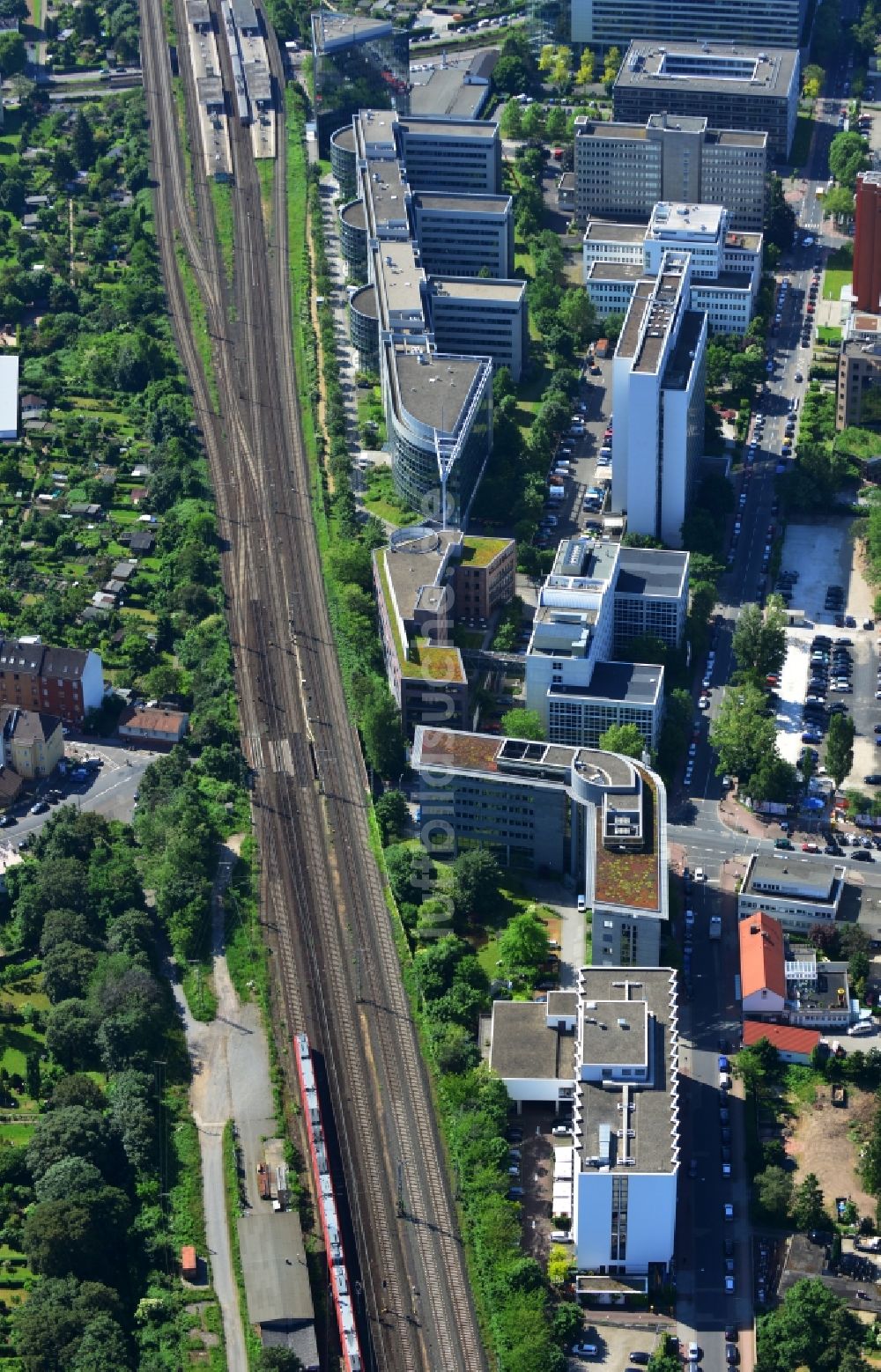 Frankfurt am Main OT Niederrad aus der Vogelperspektive: Gebäude des Dorint Hotel an der Hahnstraße in Niederrad, einem Stadtteil von Frankfurt am Main im Bundesland Hessen