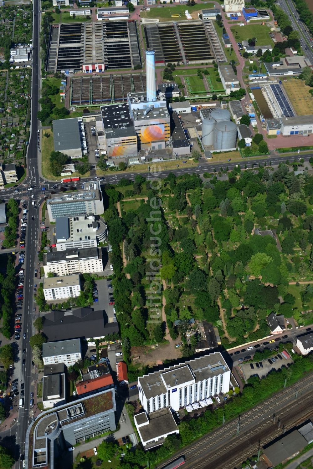 Luftaufnahme Frankfurt am Main OT Niederrad - Gebäude des Dorint Hotel an der Hahnstraße in Niederrad, einem Stadtteil von Frankfurt am Main im Bundesland Hessen