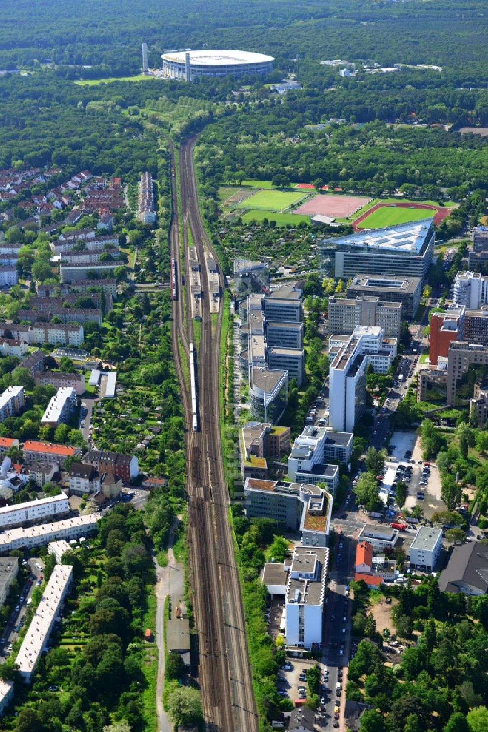 Luftaufnahme Frankfurt am Main OT Niederrad - Gebäude des Dorint Hotel an der Hahnstraße in Niederrad, einem Stadtteil von Frankfurt am Main im Bundesland Hessen