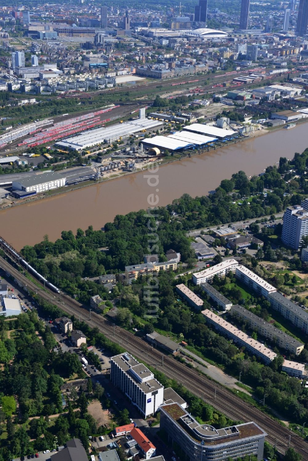 Frankfurt am Main OT Niederrad aus der Vogelperspektive: Gebäude des Dorint Hotel an der Hahnstraße in Niederrad, einem Stadtteil von Frankfurt am Main im Bundesland Hessen