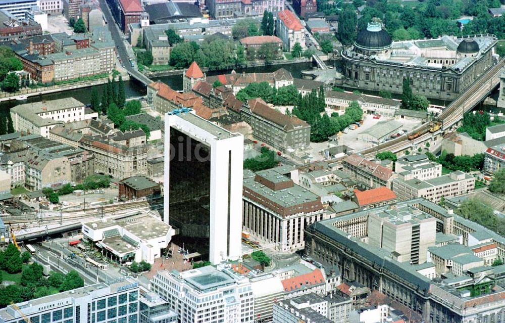 Luftaufnahme Berlin - Gebäude des ehem. IHZ am Bhf. Friedrichstraße.