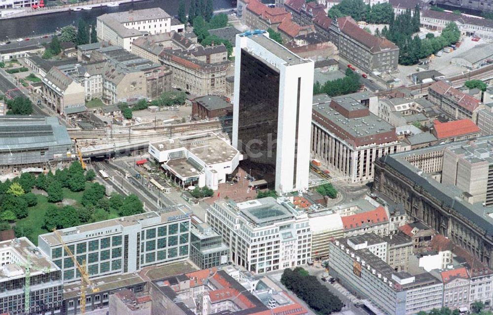 Berlin aus der Vogelperspektive: Gebäude des ehem. IHZ am Bhf. Friedrichstraße.