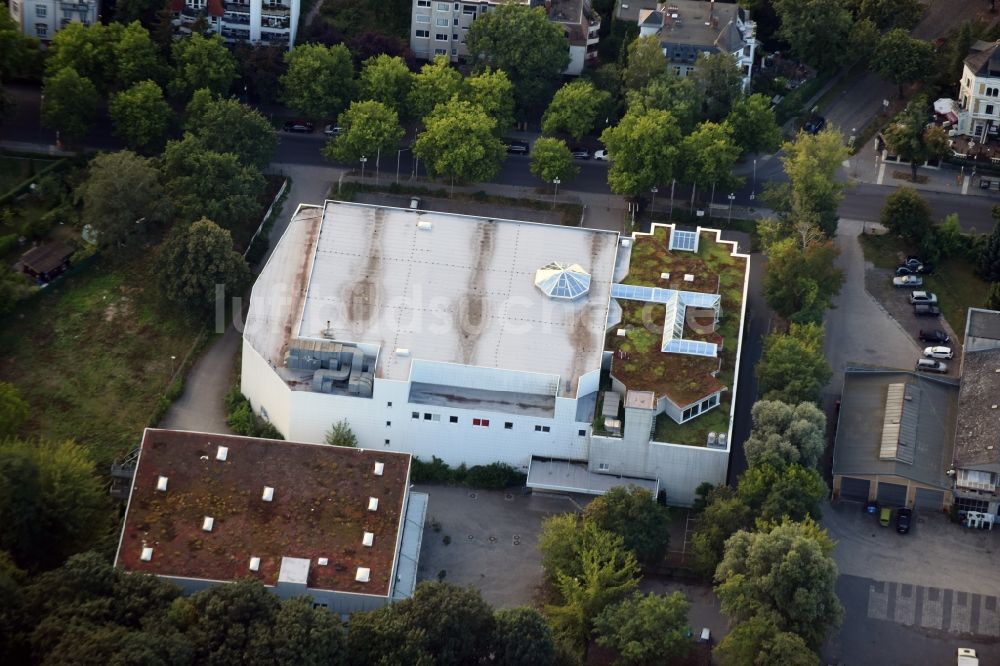 Luftaufnahme Berlin - Gebäude des ehemaligen Einrichtungshaus - Möbelmarkt Möbelhof am Ostpreußendamm im Stadtteil Lichterfelde in Berlin