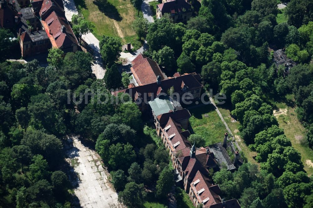 Beelitz aus der Vogelperspektive: Gebäude der ehemaligen Klinik- und Krankenhaus - Komplexes in Beelitz Heilstätten in Beelitz im Bundesland Brandenburg