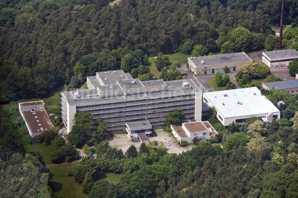 Luftbild Berlin - Gebäude des ehemaligen Krankenhaus des MfS Ministerium für Staatssicherheit der DDR an der Hobrechtsfelder Chausseestraße / Wiltbergstraße in Berlin Buch