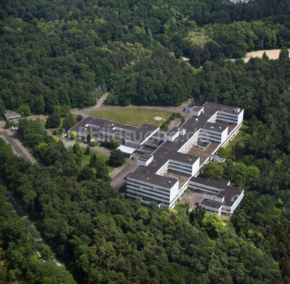 Luftaufnahme Berlin - Gebäude des ehemaligen Krankenhaus des MfS Ministerium für Staatssicherheit der DDR an der Hobrechtsfelder Chausseestraße / Wiltbergstraße in Berlin Buch