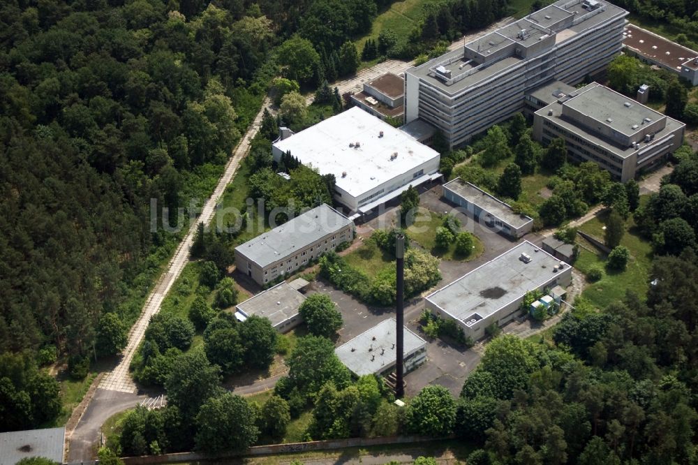 Berlin von oben - Gebäude des ehemaligen Krankenhaus des MfS Ministerium für Staatssicherheit der DDR an der Hobrechtsfelder Chausseestraße / Wiltbergstraße in Berlin Buch