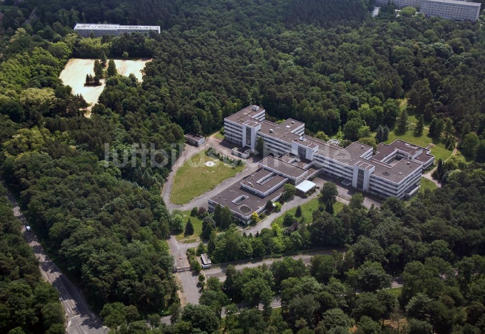 Berlin aus der Vogelperspektive: Gebäude des ehemaligen Krankenhaus des MfS Ministerium für Staatssicherheit der DDR an der Hobrechtsfelder Chausseestraße / Wiltbergstraße in Berlin Buch