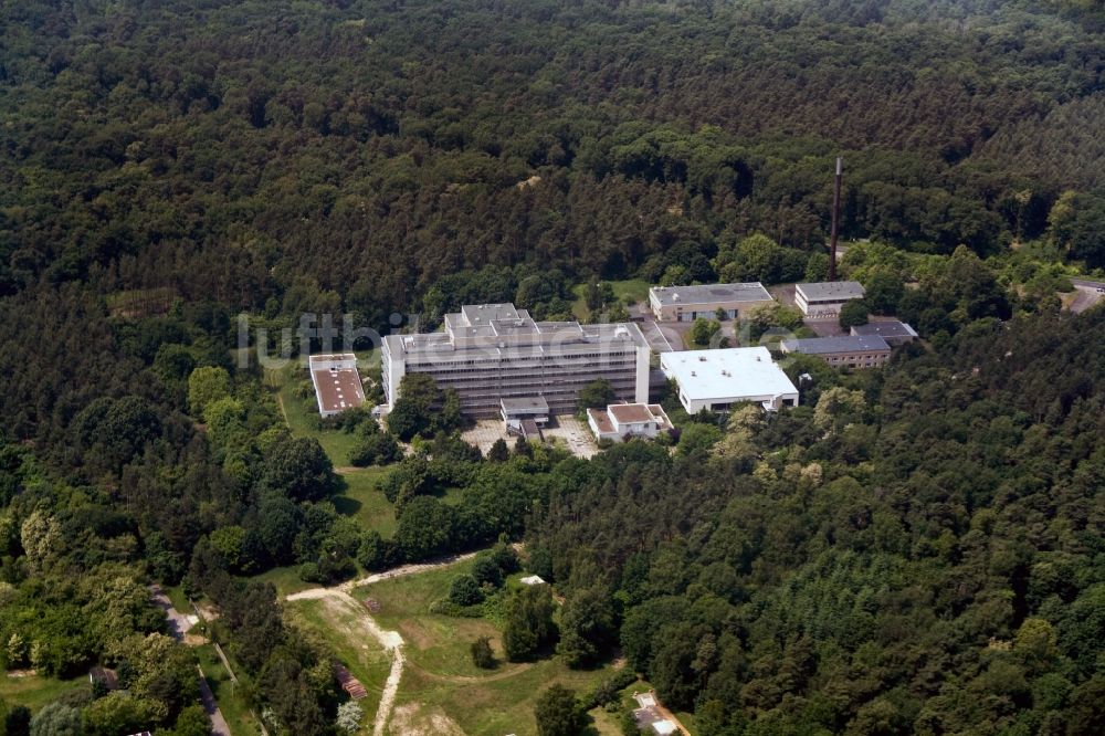 Luftbild Berlin - Gebäude des ehemaligen Krankenhaus des MfS Ministerium für Staatssicherheit der DDR an der Hobrechtsfelder Chausseestraße / Wiltbergstraße in Berlin Buch