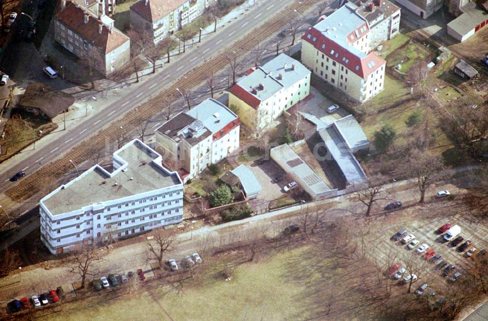 Berlin - Karlshorst aus der Vogelperspektive: Gebäude der ehemaligen lybischen Botschaft in der DDR an Treskowallee in Berlin-Karlshorst