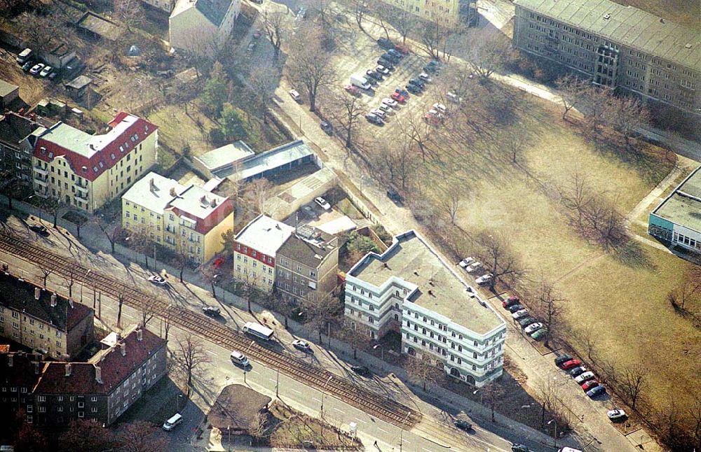 Berlin - Karlshorst von oben - Gebäude der ehemaligen lybischen Botschaft in der DDR an Treskowallee in Berlin-Karlshorst