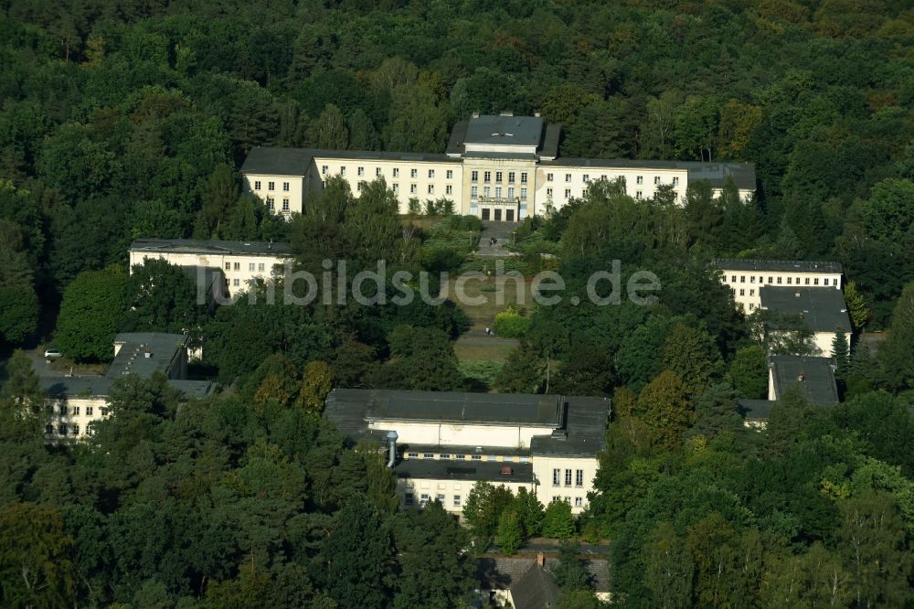 Bogensee aus der Vogelperspektive: Gebäude der ehemaligen Zentraljugendschule und der Villa Waldhof der Freien Deutschen Jugend der ehemaligen DDR in Bogensee im Bundesland Brandenburg