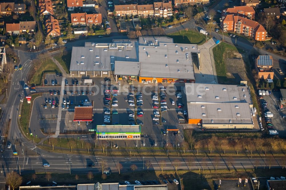 Dorsten von oben - Gebäude der Einkaufs- Zentren dm-drogerie markt und Rewe in Dorsten im Bundesland Nordrhein-Westfalen, Deutschland