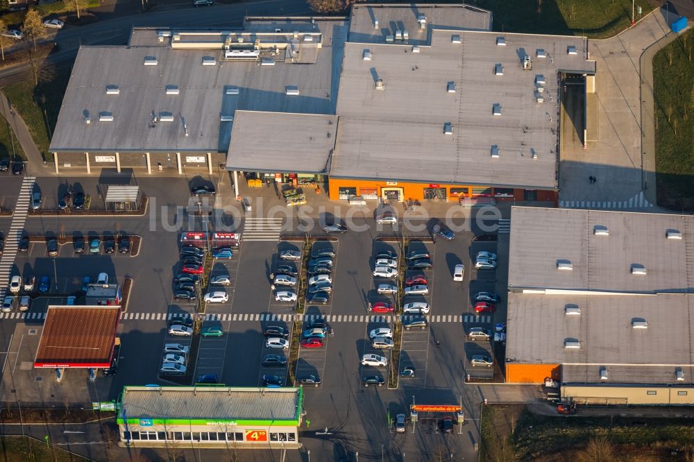 Dorsten aus der Vogelperspektive: Gebäude der Einkaufs- Zentren dm-drogerie markt und Rewe in Dorsten im Bundesland Nordrhein-Westfalen, Deutschland