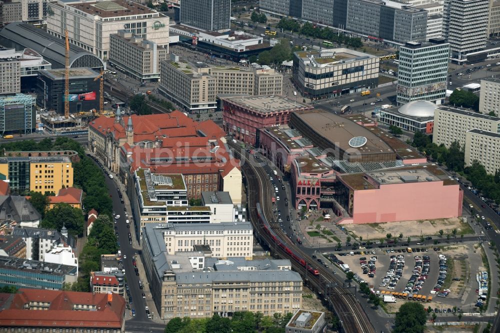 Berlin von oben - Gebäude des Einkaufszentrum Alexa in Berlin