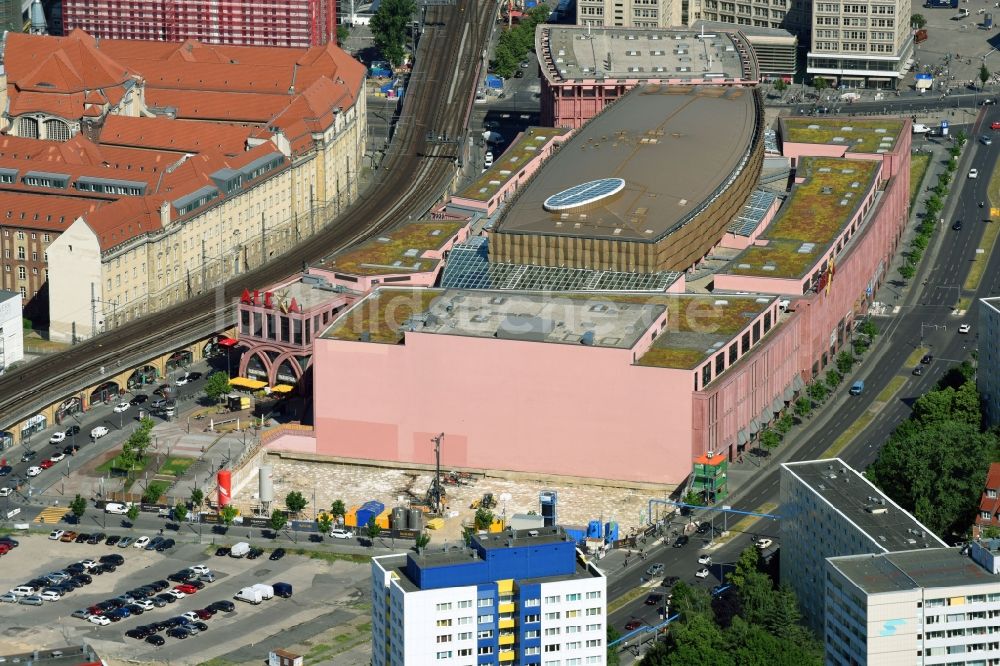 Berlin aus der Vogelperspektive: Gebäude des Einkaufszentrum Alexa in Berlin