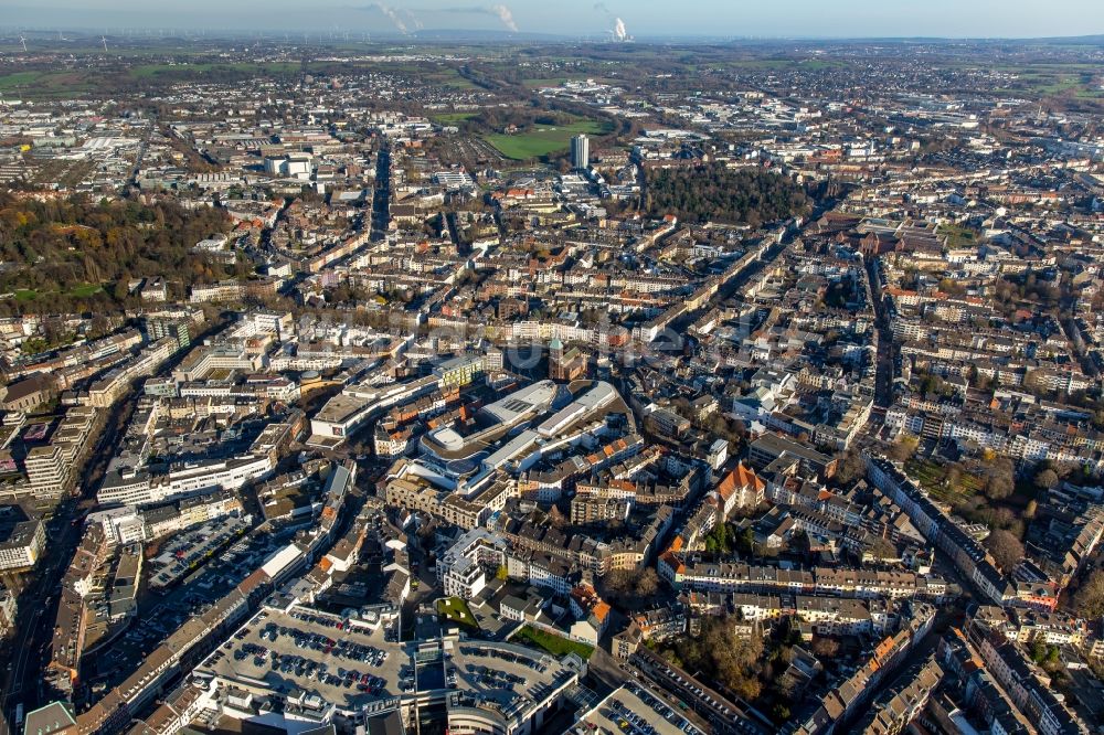 Aachen von oben - Gebäude des Einkaufszentrum Aquis Plaza der ECE Projektmanagement GmbH & Co. KG an der Adalbertstraße in Aachen im Bundesland Nordrhein-Westfalen