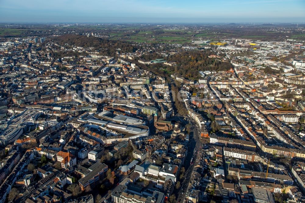 Aachen von oben - Gebäude des Einkaufszentrum Aquis Plaza der ECE Projektmanagement GmbH & Co. KG an der Adalbertstraße in Aachen im Bundesland Nordrhein-Westfalen