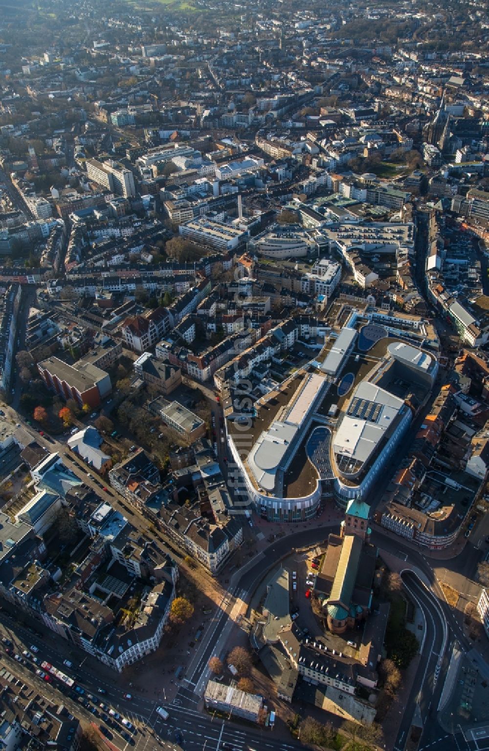 Luftaufnahme Aachen - Gebäude des Einkaufszentrum Aquis Plaza der ECE Projektmanagement GmbH & Co. KG an der Adalbertstraße in Aachen im Bundesland Nordrhein-Westfalen