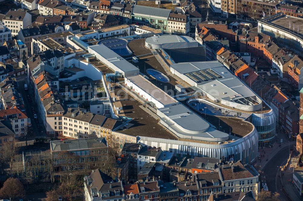 Aachen aus der Vogelperspektive: Gebäude des Einkaufszentrum Aquis Plaza der ECE Projektmanagement GmbH & Co. KG an der Adalbertstraße in Aachen im Bundesland Nordrhein-Westfalen