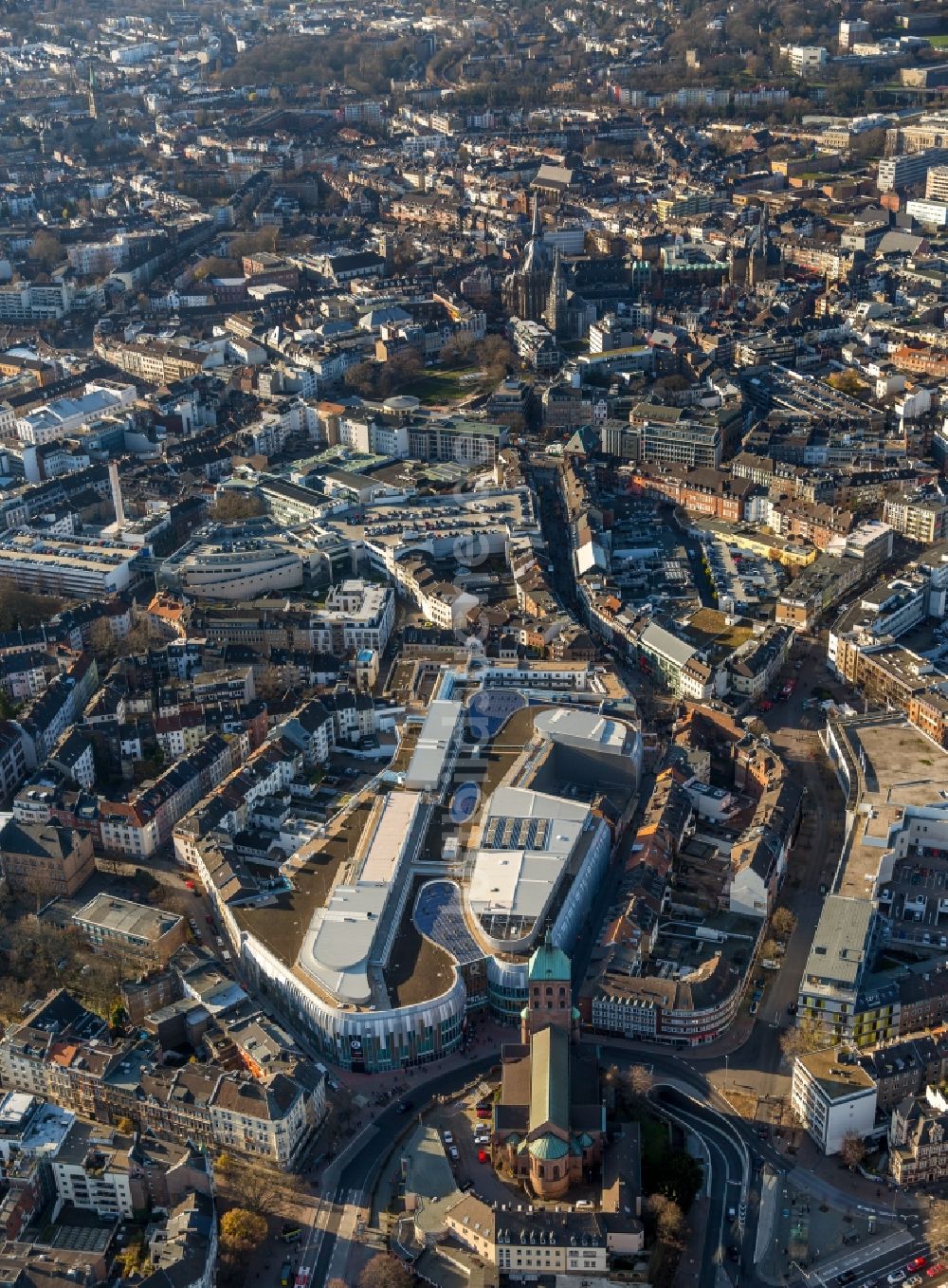 Luftbild Aachen - Gebäude des Einkaufszentrum Aquis Plaza der ECE Projektmanagement GmbH & Co. KG an der Adalbertstraße in Aachen im Bundesland Nordrhein-Westfalen