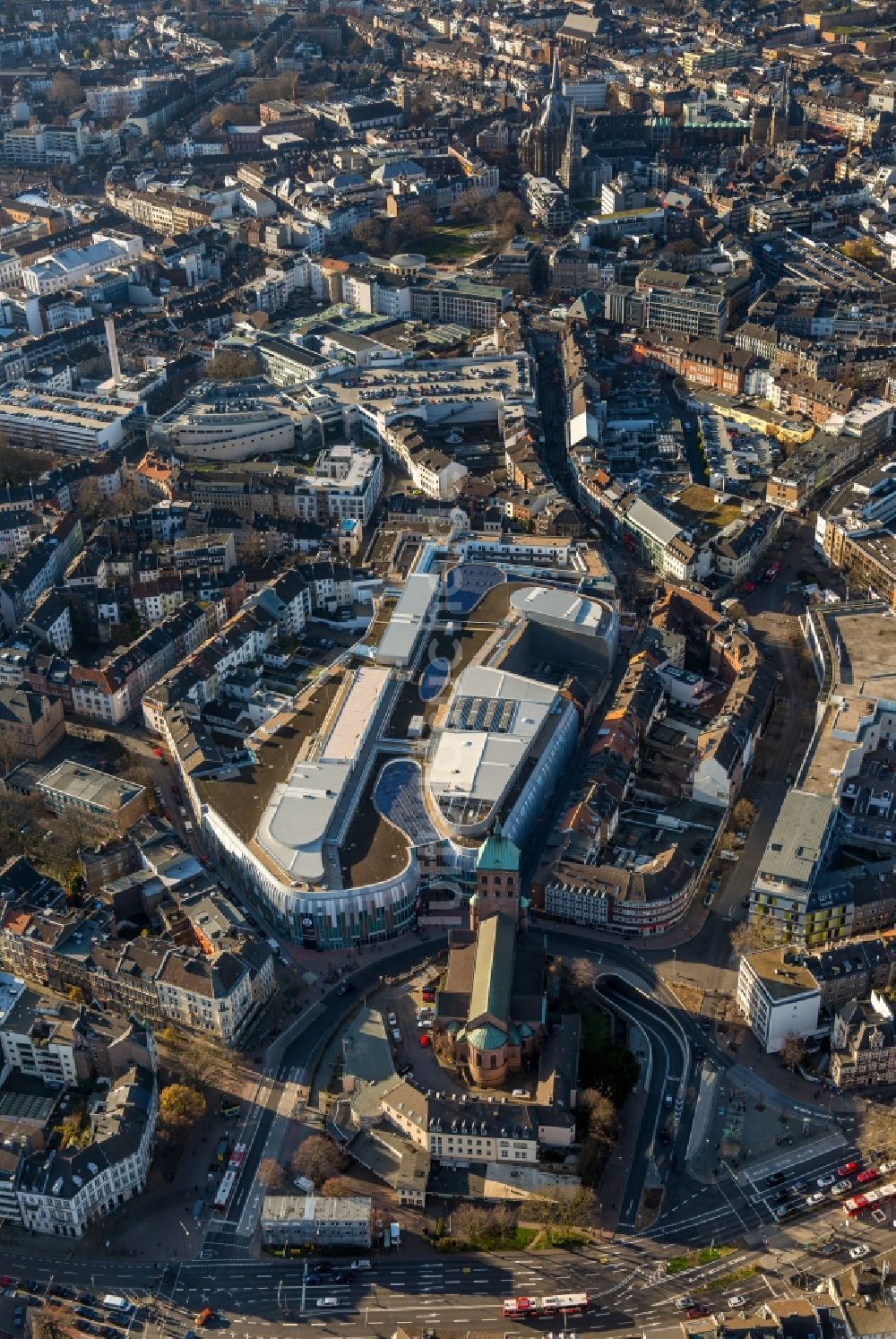 Aachen von oben - Gebäude des Einkaufszentrum Aquis Plaza der ECE Projektmanagement GmbH & Co. KG an der Adalbertstraße in Aachen im Bundesland Nordrhein-Westfalen