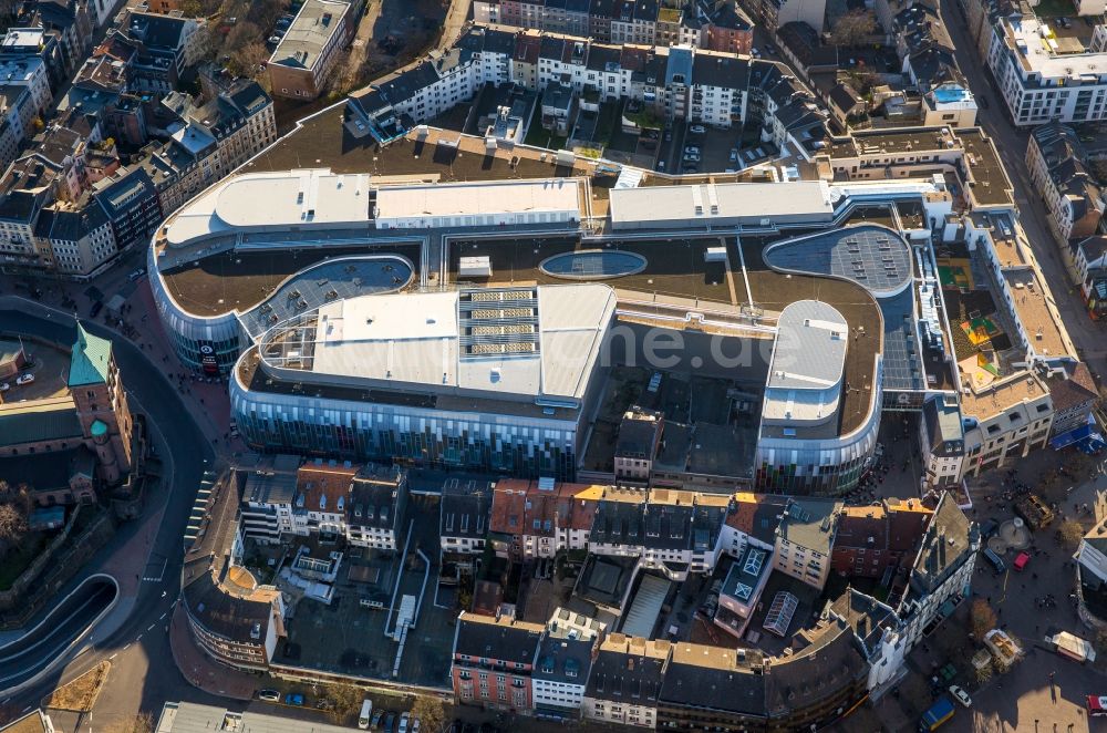 Aachen aus der Vogelperspektive: Gebäude des Einkaufszentrum Aquis Plaza der ECE Projektmanagement GmbH & Co. KG an der Adalbertstraße in Aachen im Bundesland Nordrhein-Westfalen