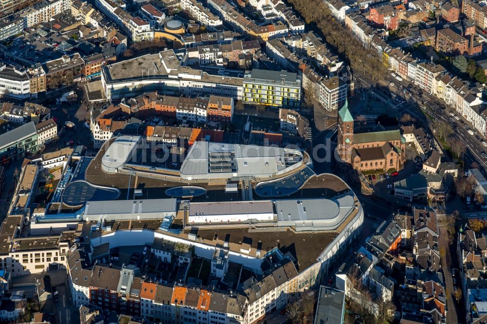 Aachen von oben - Gebäude des Einkaufszentrum Aquis Plaza der ECE Projektmanagement GmbH & Co. KG an der Adalbertstraße in Aachen im Bundesland Nordrhein-Westfalen