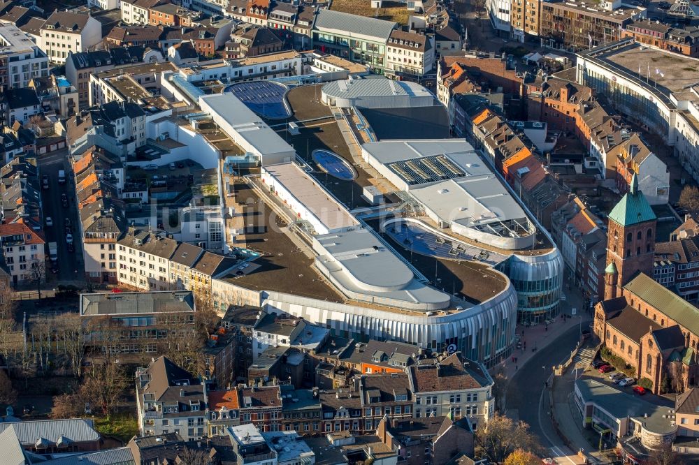 Aachen von oben - Gebäude des Einkaufszentrum Aquis Plaza der ECE Projektmanagement GmbH & Co. KG an der Adalbertstraße in Aachen im Bundesland Nordrhein-Westfalen