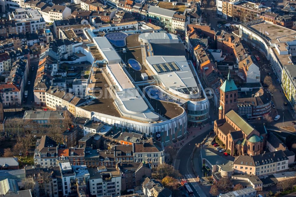 Aachen aus der Vogelperspektive: Gebäude des Einkaufszentrum Aquis Plaza der ECE Projektmanagement GmbH & Co. KG an der Adalbertstraße in Aachen im Bundesland Nordrhein-Westfalen