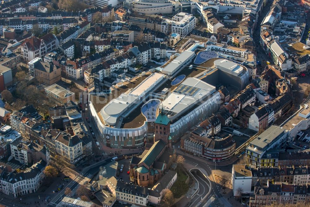 Aachen von oben - Gebäude des Einkaufszentrum Aquis Plaza der ECE Projektmanagement GmbH & Co. KG an der Adalbertstraße in Aachen im Bundesland Nordrhein-Westfalen