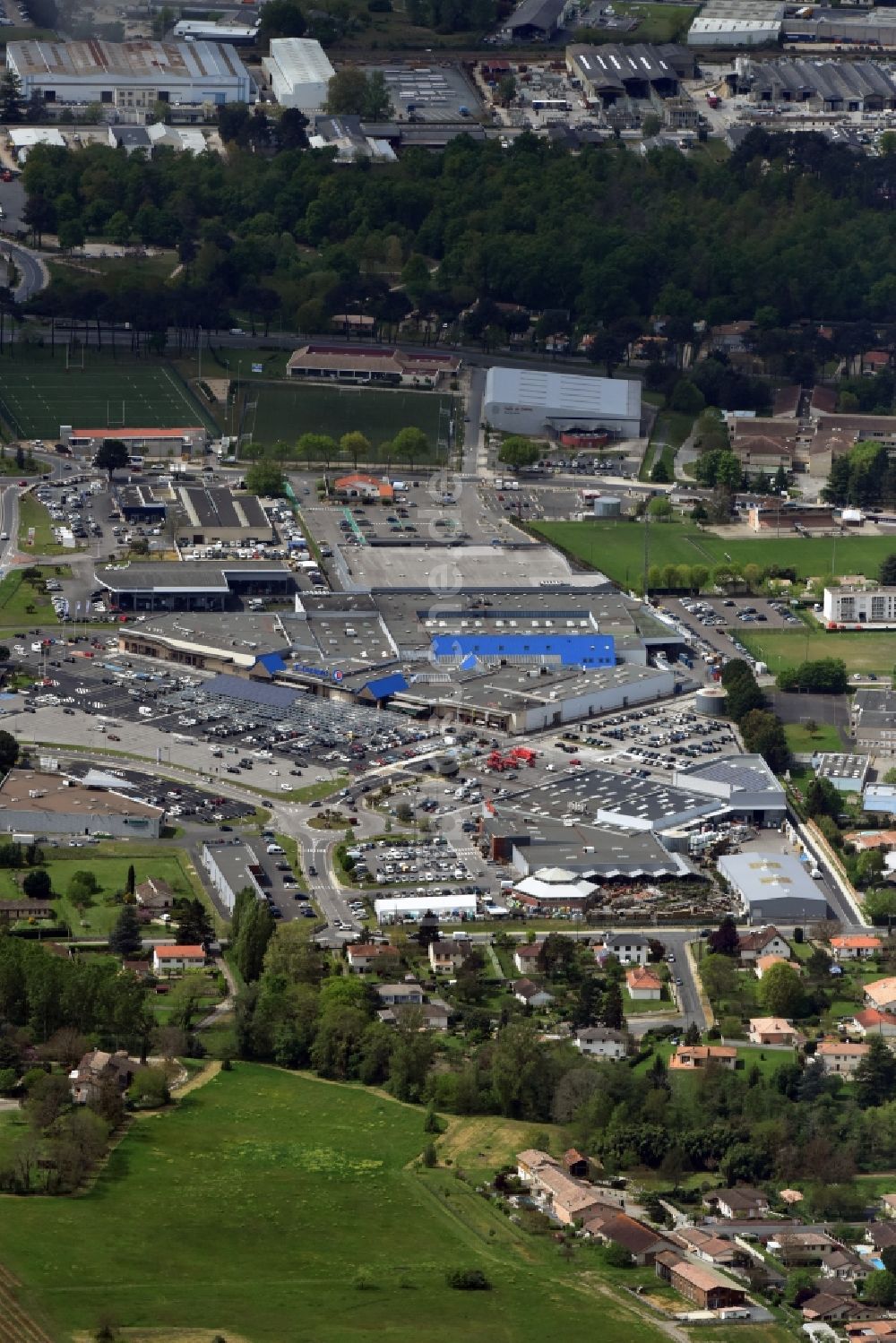 Luftaufnahme Langon - Gebäude des Einkaufszentrum Centre Commercial Moléon in Langon in Aquitaine Limousin Poitou-Charentes, Frankreich