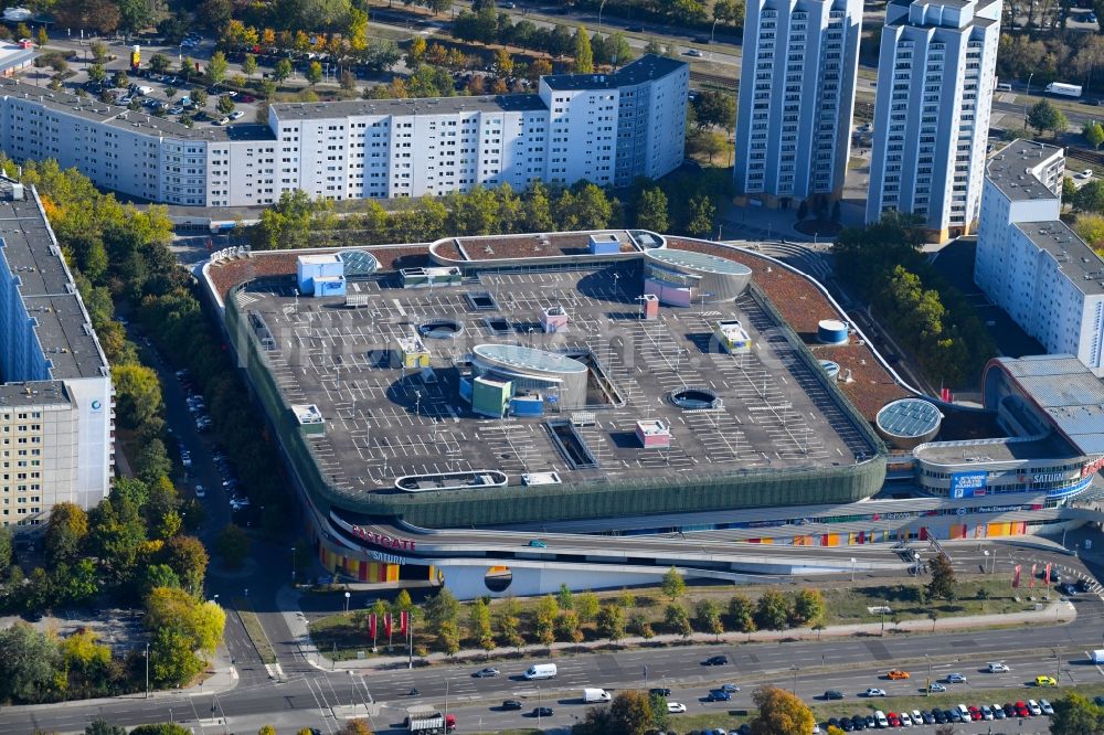 Luftaufnahme Berlin - Gebäude des Einkaufszentrum Eastgate Berlin an der Marzahner Promenade im Ortsteil Marzahn in Berlin, Deutschland