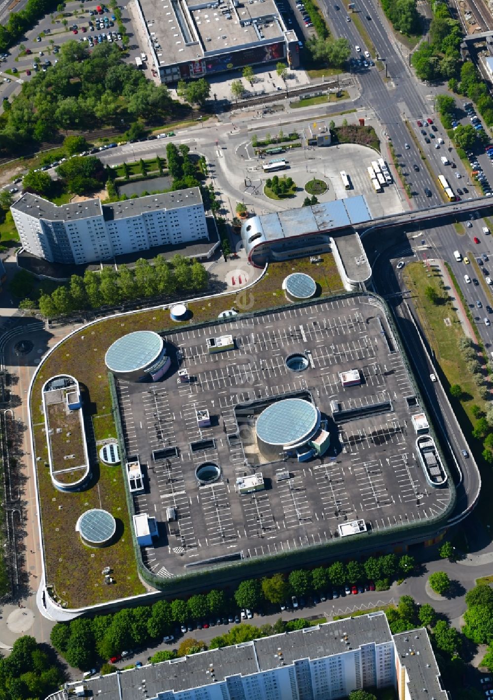 Berlin aus der Vogelperspektive: Gebäude des Einkaufszentrum Eastgate Berlin an der Marzahner Promenade im Ortsteil Marzahn in Berlin, Deutschland