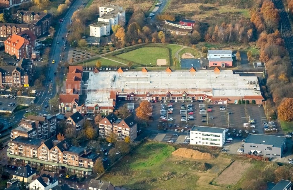 Luftaufnahme Voerde (Niederrhein) - Gebäude des Einkaufszentrum Edeka center Wendorf Friedrichsfelder Straße im Ortsteil Holthausen in Voerde (Niederrhein) im Bundesland Nordrhein-Westfalen