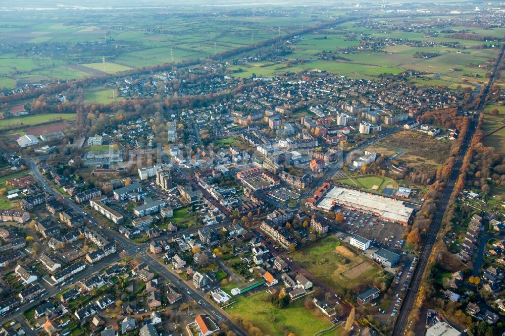 Voerde (Niederrhein) von oben - Gebäude des Einkaufszentrum Edeka center Wendorf Friedrichsfelder Straße im Ortsteil Holthausen in Voerde (Niederrhein) im Bundesland Nordrhein-Westfalen