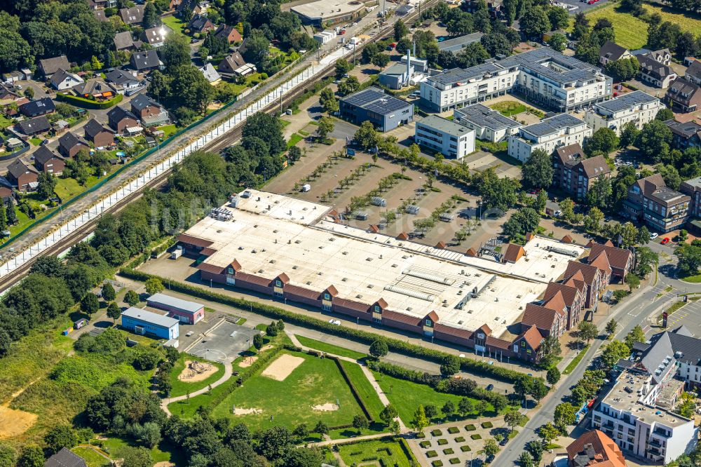 Luftbild Voerde (Niederrhein) - Gebäude des Einkaufszentrum Edeka center Wendorf Friedrichsfelder Straße im Ortsteil Holthausen in Voerde (Niederrhein) im Bundesland Nordrhein-Westfalen