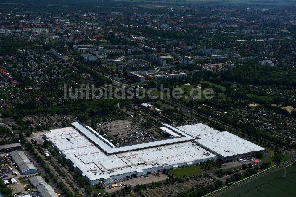 Magdeburg aus der Vogelperspektive: Gebäude des Einkaufszentrum Florapark am Olvenstedter Graseweg in Magdeburg im Bundesland Sachsen-Anhalt