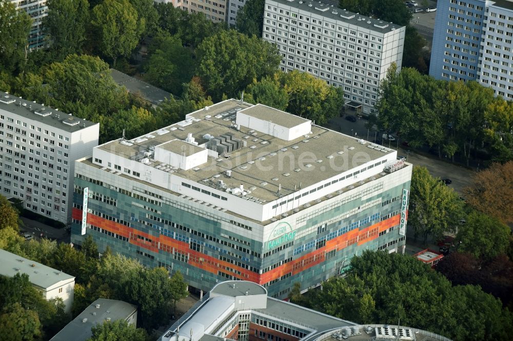 Luftaufnahme Berlin - Gebäude des Einkaufszentrum GALERIA Kaufhof an der Koppenstraße am Friedrichshain in Berlin