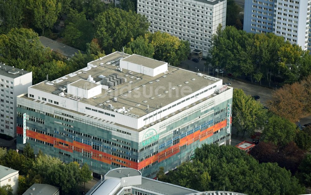 Berlin von oben - Gebäude des Einkaufszentrum GALERIA Kaufhof an der Koppenstraße am Friedrichshain in Berlin