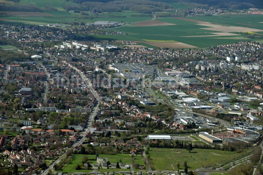 Lens von oben - Gebäude des Einkaufszentrum GiFi LIEVIN ZAC an der de l'an 2000 im Gewerbegebiet an der Rue Montgolfier in Lens in Nord-Pas-de-Calais Picardie, Frankreich