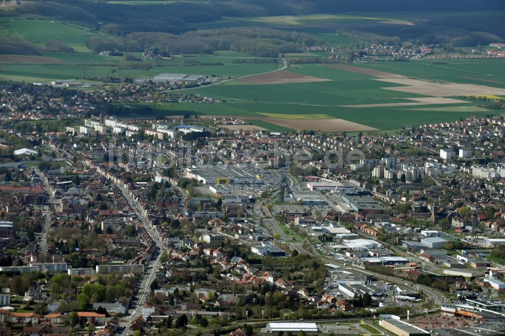 Lens aus der Vogelperspektive: Gebäude des Einkaufszentrum GiFi LIEVIN ZAC an der de l'an 2000 im Gewerbegebiet an der Rue Montgolfier in Lens in Nord-Pas-de-Calais Picardie, Frankreich