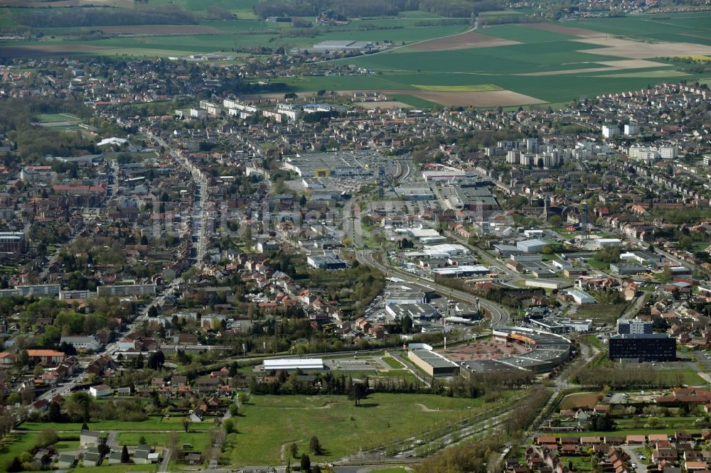 Lens aus der Vogelperspektive: Gebäude des Einkaufszentrum GiFi LIEVIN ZAC an der de l'an 2000 im Gewerbegebiet an der Rue Montgolfier in Lens in Nord-Pas-de-Calais Picardie, Frankreich